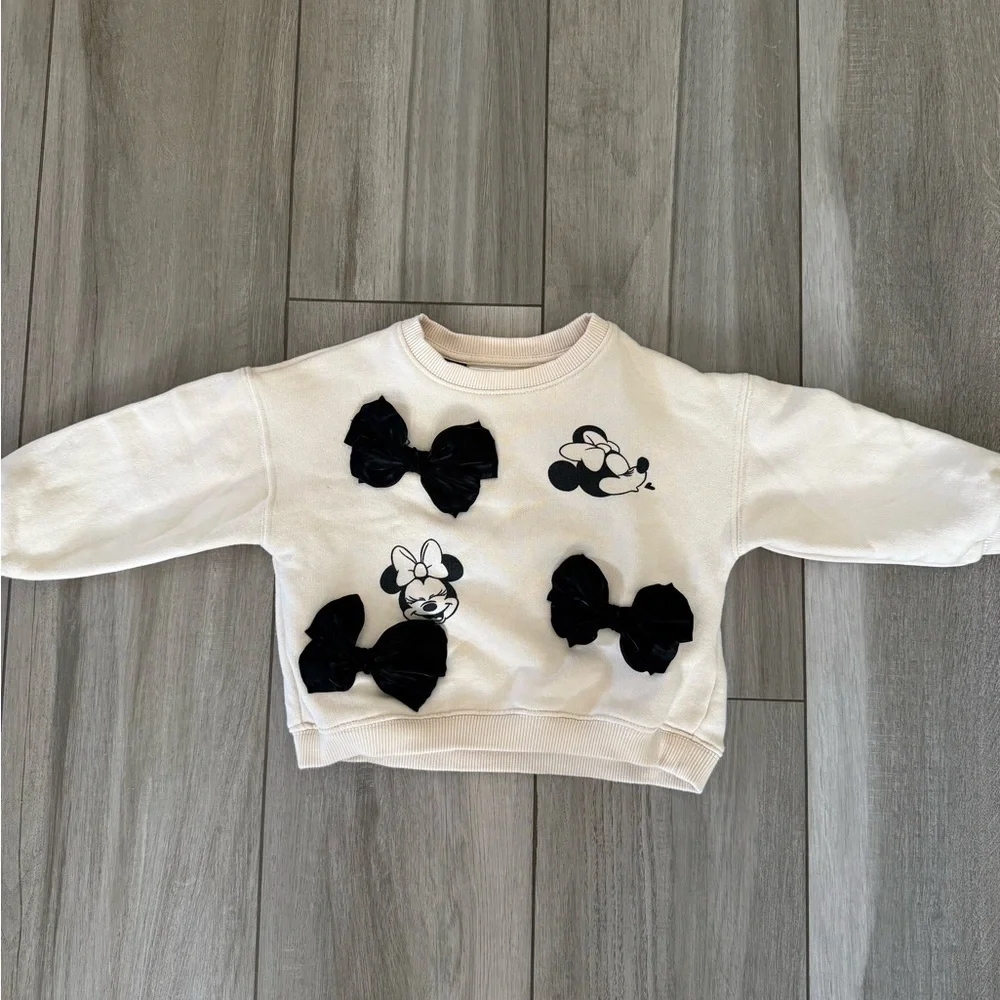 Zara Girls Disney Minnie Mouse Bow sweater Cream and Black Graphic Sweatshirt